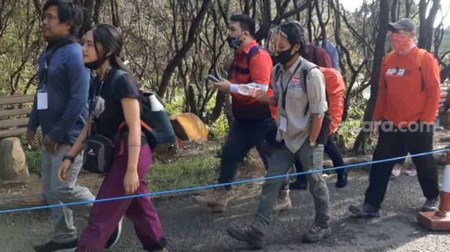 Sejumlah pendaki melintasi jalur pendakian di Gunung Papandayan, Garut, Jawa Barat, Senin (17/8). [Suara.com/ Lilis Varwati]