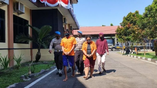 Tersangka Hery Budiman (42) dan istrinya Fitri Hartanti (37) dihadirkan dalam rilis kasus penganiayaan terhadap anak di Polres Kulon Progo, Selasa (18/8/2020). - (SuaraJogja.id/Hiskia Andika)