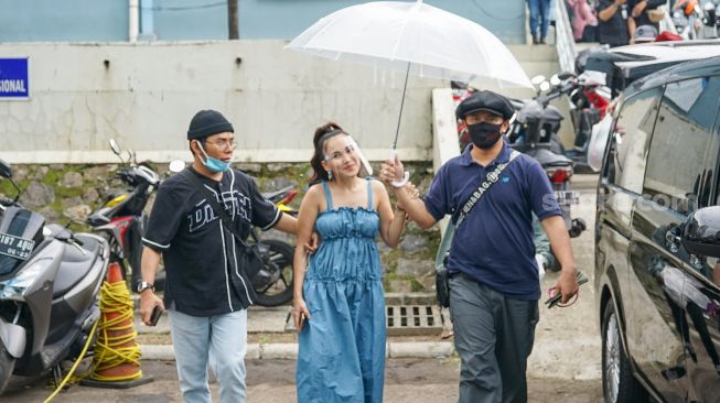 Pedangdut Ayu Ting Ting berjalan menuju mobilnya usai mengisi acara di Kawasan Tendean, Jakarta Selatan, Selasa (18/8). [Suara.com/Alfian Winanto]