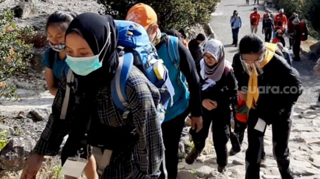 Sejumlah pendaki melintasi jalur pendakian di Gunung Papandayan, Garut, Jawa Barat, Senin (17/8). [Suara.com/ Lilis Varwati]