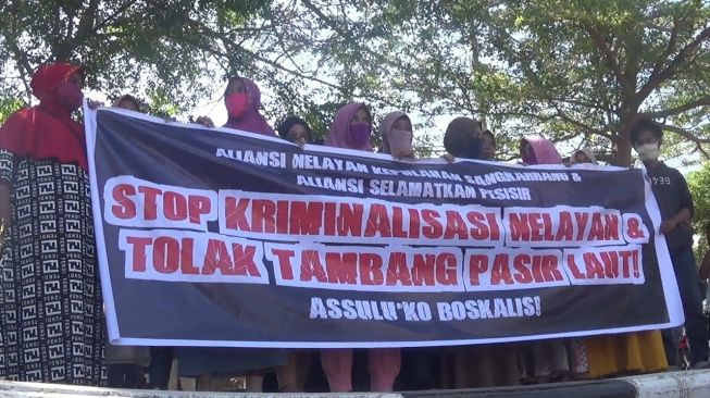 Tolak Tambang Pasir, Nelayan dan Mahasiswa Ditangkap Polisi