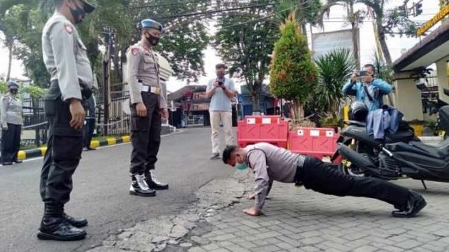 Jangan Dicontoh! Polisi di Malang Disuruh Push-up karena Tak Pakai Masker