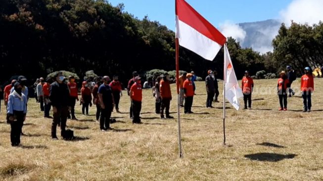 Kementerian Pariwisata dan Ekonomi Kreatif (Kemenparekraf) melakukan upacara 17 Agustus 2020 di Gunung Papandayan, Garut, Jawa Barat, Senin (17/8/2020).  [Suara.com/ Lilis Varwati]