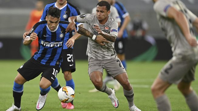 Pemain depan Inter Milan Lautaro Martinez (kiri) bersaing memperebutkan bola dengan gelandang Shakhtar Donetsk Alan Patrick selama pertandingan sepak bola semi-final Liga Eropa UEFA, Inter Milan melawan Shakhtar Donetsk di Duesseldorf, Jerman, pada (17/8/2020). [Sascha Steinbach / POOL / AFP]