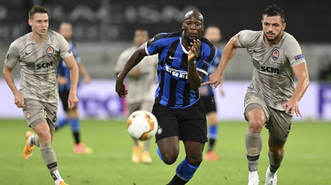 Penyerang Inter Milan Romelu Lukaku (tengah) bersaing memperebutkan bola dengan bek Shakhtar Donetsk David Khocholava (kanan) selama pertandingan sepak bola semi-final Liga Eropa UEFA Inter Milan melawan Shakhtar Donetsk di Duesseldorf, Jerman, pada (17/8/2020). [Sascha Steinbach / POOL / AFP]