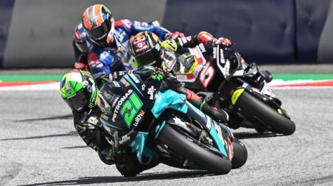 Rider Petronas Yamaha SRT Franco Morbidelli (kiri) melaju dengan pembalap Esponsorama Racing Johann Zarco saat balapan MotoGP Austria di sirkuit Red Bull Ring, Spielberg.Joe Klamar / AFP