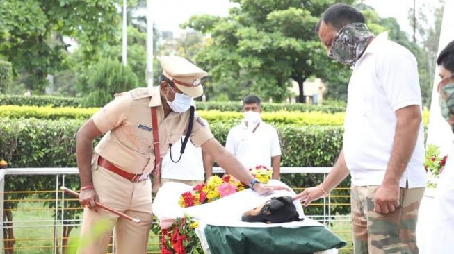 Upacara pemakaman Rocky, anjing polisi India yang bantu selesaikan 365 kasus.[Twitter/@AnilDeshmukhNCP]