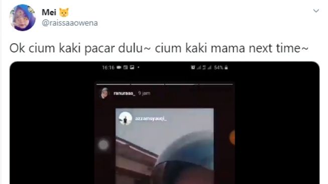 Seorang remaja laki-laki mencium kaki pacarnya. - (Twitter/@raissaaowena)