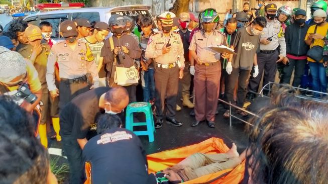 BRUKK! Driver Ojol Tewas Tertimpa Pohon Tumbang di Kebon Jeruk