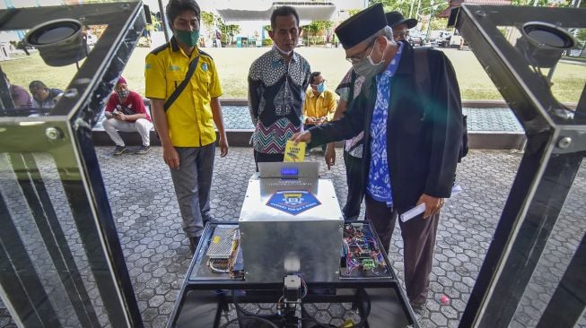 Pengunjung mencoba memasukkan sampah ke dalam Bak Sampah Pintar atau smart bin karya SMKN 2 Praya yang dipamerkan di kantor Dinas Pendidikan dan Kebudayaan NTB di Mataram, NTB, Selasa (18/8/2020). [ANTARA FOTO/Ahmad Subaidi]