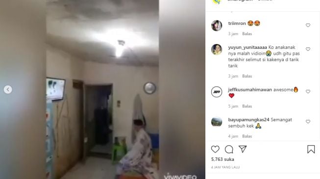 Kakek Eman bangun dari tidurnya untuk ikut upacara 17 Agustus di Tv. - (Instagram/@smart.gram)