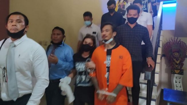 Jerinx SID setelah melalui pemeriksaan di Kantor Ditreskrimsus Polda Bali, Selasa (18/8/2020). [Antara/Ayu Khania Pranisitha/2020]