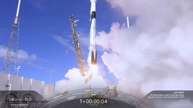Gambar pengambilan video SpaceX ini menunjukkan Starlink operasional pertama SpaceX selama peluncuran pada Falcon 9 yang digunakan kembali pada 11 November 2019 di Cape Canaveral, Florida. [HO/SPACEX/AFP]