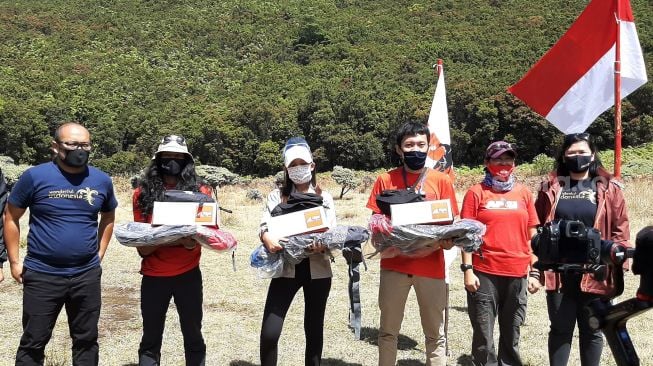 Kementerian Pariwisata dan Ekonomi Kreatif(Kemenparekraf) menyerahkan bantuan peralatan pendakian gunung secara simbolis di Gunung Papandayan, Garut, Jawa Barat, Senin (17/8). [Suara.com/ Lilis Varwati]