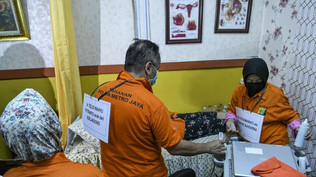 Sejumlah tersangka melakukan adegan rekonstruksi dari praktek aborsi ilegal di klinik kawasan Raden Saleh, Jakarta, Rabu (19/8/2020).  [ANTARA FOTO/M Risyal Hidayat]