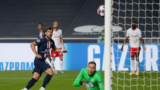 Bek Paris Saint-Germain Juan Bernat mencetak gol ketiga timnya melewati kiper Leipzig Peter Gulacsi selama pertandingan sepak bola semifinal Liga Champions UEFA antara Leipzig melawan Paris Saint-Germain di stadion Luz, Lisbon, Portugal, Rabu (19/8/2020) dini hari WIB. [Manu Fernandez / POOL / AFP]