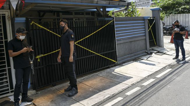 Sejumlah polisi berjaga di depan klinik yang melakukan praktik aborsi ilegal di kawasan Raden Saleh, Jakarta, Rabu (19/8/2020).  [ANTARA FOTO/M Risyal Hidayat]