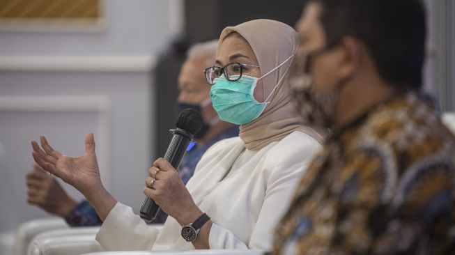 Kepala Badan Pengawas Obat dan Makanan (BPOM) Penny Kusumastuti Lukito (tengah) didampingi Plt Staf Ahli Bidang Infrastruktur Badan Riset Inovasi Nasional / Ketua Konsorsium Riset dan Inovasi COVID-19 Ali Gufron Mukti (kanan) dan anggota tim KOMNAS Penilai Obat dan Tim Ahli Rianto Setiabudy (kiri) memberikan keterangan pers kepada wartawan terkait perkembangan uji klinik obat kombinasi baru untuk COVID-19 di Jakarta, Rabu (19/8/2020). [ANTARA FOTO/Nova Wahyudi]