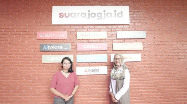 Veronica Christamia Juniarmi dan salah satu anggota komunitas Tempat Nasi Gratis Jogja, Minasri Saidjo, saat mengunjungi kantor Suarajogja.id, Sabtu (15/8/2020) pekan kemarin. (Suara.com/Dewi Yuliantini)