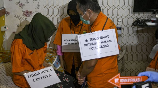 Sejumlah tersangka melakukan adegan rekonstruksi dari praktek aborsi ilegal di klinik kawasan Raden Saleh, Jakarta, Rabu (19/8/2020).  [ANTARA FOTO/M Risyal Hidayat]