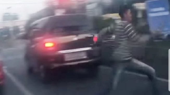 Aneh, Pemuda Ini Lari Tinggalkan Motor saat Lihat Polisi di Lampu Merah