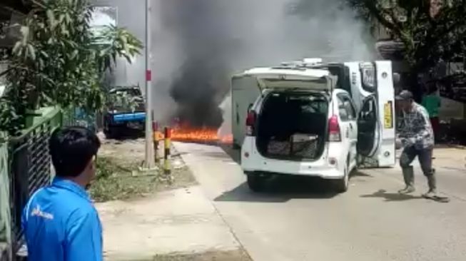 Tabrakan Beruntun, Bus Damri Terguling dan Terbakar di Pandeglang