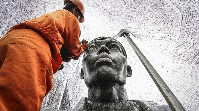 Anies Batal Pasang Masker di Patung Jenderal Sudirman, Ketahuan Wartawan