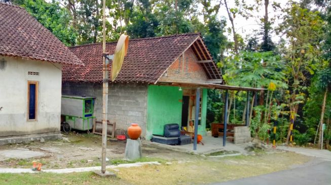 Desa Balecatur secara mandiri dan bergotong royong telah menempatkan padasan di masing-masing halaman rumah mereka. (Suara.com/Arendya Nariswari)