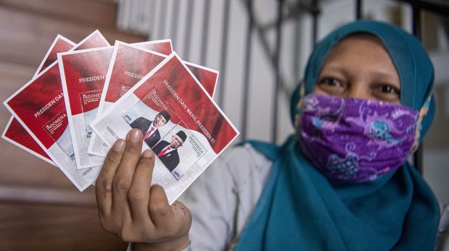 Petugas menunjukkan perangko seri Presiden dan Wakil Presiden RI 75 Tahun Indonesia Merdeka di Jakarta, Rabu (19/8/2020). [ANTARA FOTO/Nova Wahyudi]