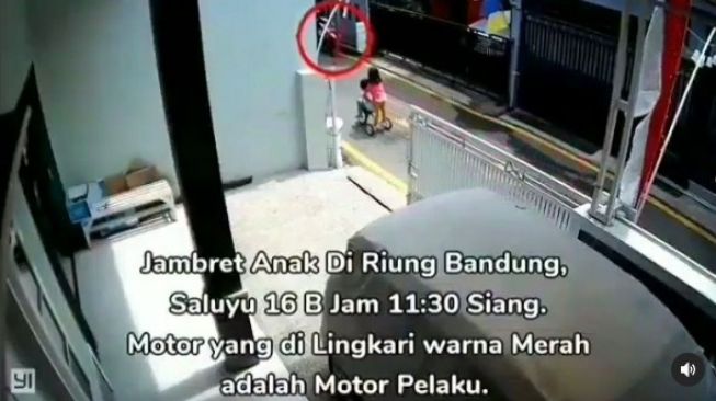 Tangkapan layar aksi jambret yang dilakukan seorang pemotor terhadap bocah di Bandung. [Instagram]