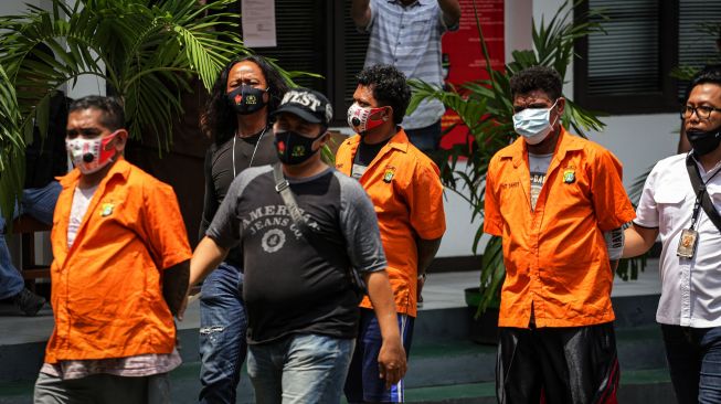 Sejumlah tersangka yang juga anak buah John Kei hadir saat penyerahan berkas perkara lengkap di Kejaksaan Negeri Tangerang, Banten, Rabu (19/8/2020).   [ANTARA FOTO/Fauzan]
