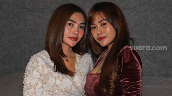 Duo Dangdut De'Queen bergaya didepan kamera saat mengunjungi kantor Suara.com di Jakarta Selatan, Rabu (19/8). [Suara.com/Alfian Winanto]