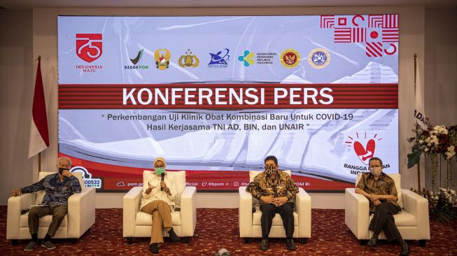 Kepala Badan Pengawas Obat dan Makanan (BPOM) Penny Kusumastuti Lukito (kedua kiri) didampingi Plt Staf Ahli Bidang Infrastruktur Badan Riset Inovasi Nasional / Ketua Konsorsium Riset dan Inovasi COVID-19 Ali Gufron Mukti (kedua kanan), anggota tim KOMNAS Penilai Obat dan Tim Ahli Rianto Setiabudy (kiri) dan Anwar Santoso (kanan) memberikan keterangan pers kepada wartawan terkait perkembangan uji klinik obat kombinasi baru untuk COVID-19 di Jakarta, Rabu (19/8/2020). [ANTARA FOTO/Nova Wahyudi]