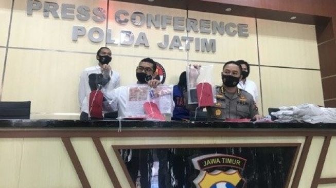 Pemandu Lagu Digerebek Polisi saat Indehoy, Mami Sanny Jadi Tersangka