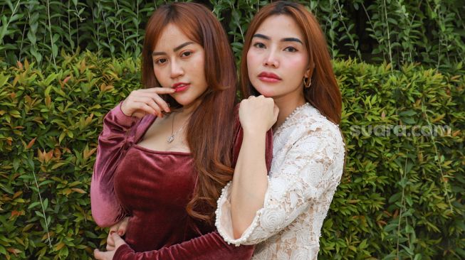 Duo Dangdut De'Queen berpose saat berkunjung ke kantor Suara.com di Jakarta Selatan, Rabu (19/8). [Suara.com/Alfian Winanto]