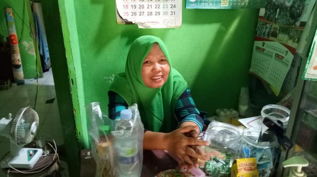 Pemilik warung yang juga merupakan warga Pedukuhan Jatisawit, Desa Balirejo. (Suara.com/Arendya Nariswari)