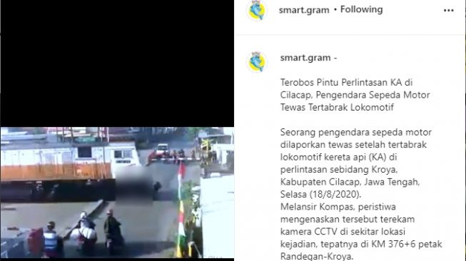 Nekat Terobos Palang, Pemotor Tewas Tertabrak Kereta Terekam CCTV