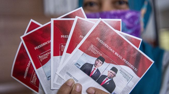 Petugas menunjukkan perangko seri Presiden dan Wakil Presiden RI 75 Tahun Indonesia Merdeka di Jakarta, Rabu (19/8/2020). [ANTARA FOTO/Nova Wahyudi]