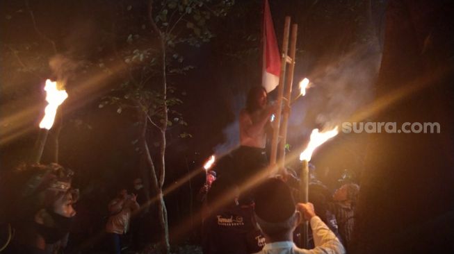 Malam 1 Suro, Ratusan Warga Semarang Pesta Tumpeng di Gunung Mistis