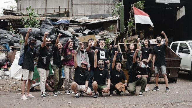 Bersama rekan-rekannya, Bisma Rocket Rockers membersihkan taman di Kota Bandung tepat di HUT RI yang ke-75. [dokumentasi pribadi]