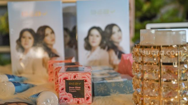 Produk kecantikan Snow Glow milik Pedangdut Ayu Ting Ting saat launching di Kawasan Jatiwaringin, Bekasi, Jawa Barat, Kamis (20/8). [Suara.com/Alfian Winanto]