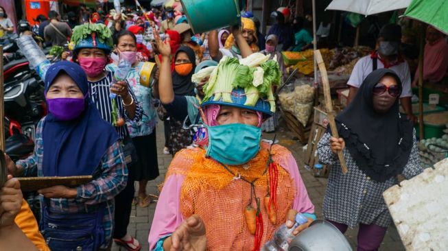 Hibur Diri dan Pembeli Saat Pandemi, Pedagang Pawai Keliling Pasar Wage