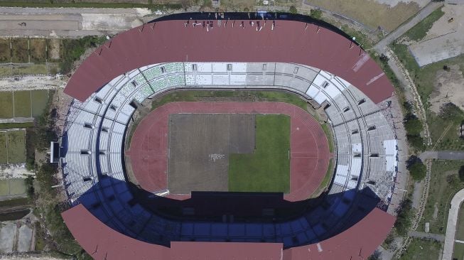 Suasana Stadion Gelora Bung Tomo (GBT) yang tengah direnovasi di Surabaya, Jawa Timur, Kamis (20/8/2020). [ANTARA FOTO/Moch Asim]