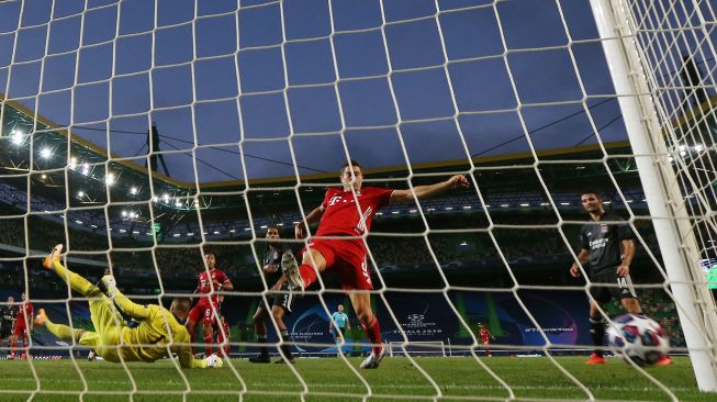 Penyerang Bayern Muenchen Robert Lewandowski mencoba untuk mencetak gol selama  selama pertandingan sepak bola semifinal Liga Champions antara Lyon melawan Bayern Muenchen di Stadion Jose Alvalade, Lisbon, Portugal, Kamis (20/8/2020) dini hari WIB. [Miguel A. Lopes / POOL / AFP]