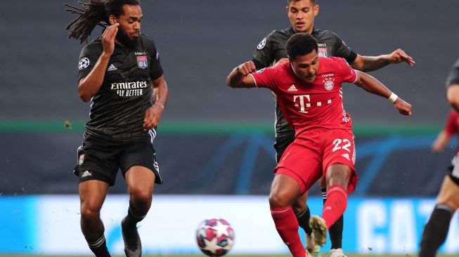 Bek Lyon Jason Denayer (kiri) menantang gelandang Bayern Muenchen Serge Gnabry  selama pertandingan sepak bola semifinal Liga Champions antara Lyon melawan Bayern Muenchen di Stadion Jose Alvalade, Lisbon, Portugal, Kamis (20/8/2020) dini hari WIB
[Miguel A. Lopes / POOL / AFP]