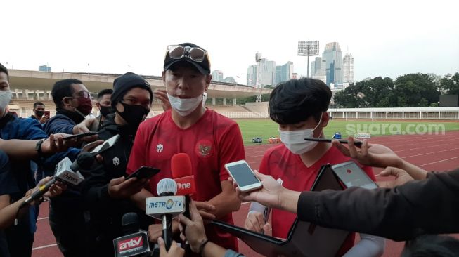 Manajer pelatih Timnas Indonesia, Shin Tae-yong (tengah) saat ditemui di Stadion Madya, Senayan, Jakarta, Kamis (20/8/2020). [Suara.com / Adie Prasetyo Nugraha]