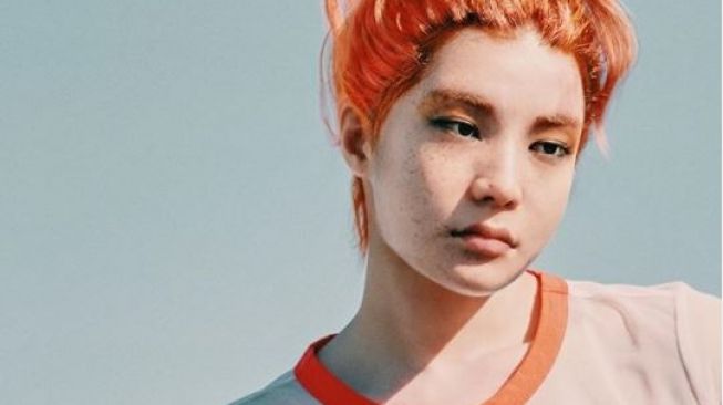 Cintai Diri Sendiri, Model Jepang Ini Pamer Bulu Ketiak di Papan Iklan