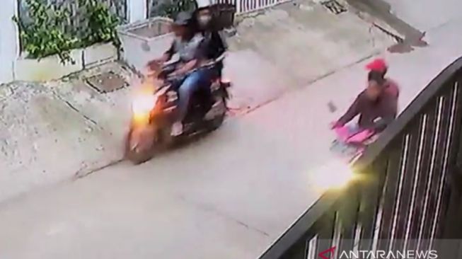 Empat pemuda maling motor sport yang tertangkap kamera CCTV di kawasan Jalan Rudal II Kavling Hankam Joglo, Kembangan, Jakarta Barat, Selasa (18/8/2020). [Dokumentasi pribadi via ANTARA News]