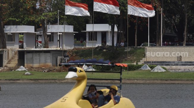 Sejumlah pengunjung menaiki wahana sepeda air saat berlibur di  Taman Mini Indonesia Indah (TMII), Jakarta, Kamis (20/8/2020). [Suara.com/Angga Budhiyanto]