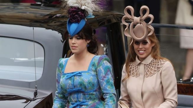 Topi unik Putri Eugenie dan Putri Beatrice. (Insider)